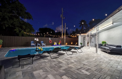 Sunset House | Fort Lauderdale 4BR Villa Pool,Projector,Game Room,BBQ & Mini Golf Near Las Olas