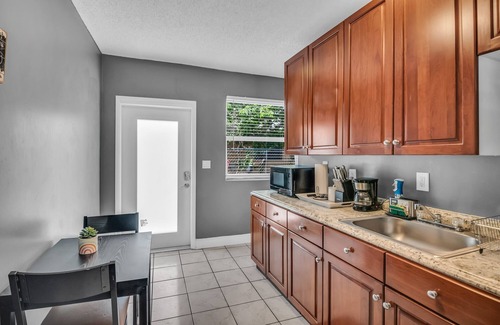 Middle River Terrace Apartment | FORT LAUERDALE BEACH & LAS OLAS STUDIO