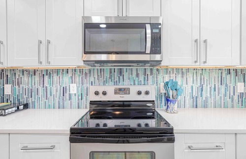 Fort Walton Beach House | Fort Walton’s Haus22 | Beach Vibes and Backyard