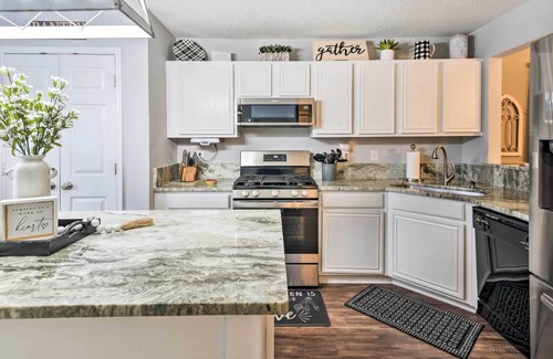 Fort Worth House | Fort Worth Home w/ Private Backyard & Patio!
