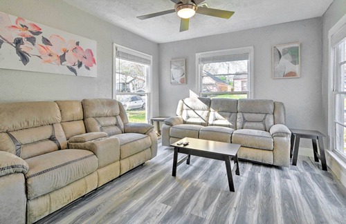 Fort Worth House | Fort Worth Home w/ Yard, 6 Mi to Downtown!