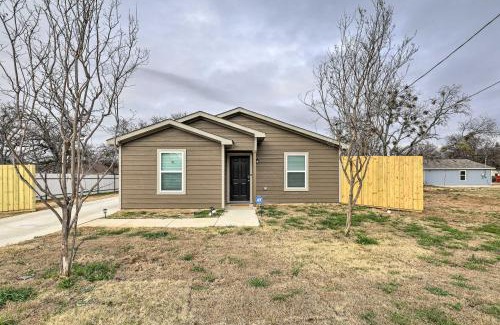 Fort Worth House | Fort Worth Retreat with Private Quarter Acre!