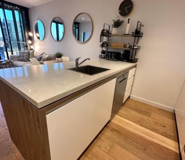 Fortitude Valley Apartment | Fortitude Valley Stylish Comfortable Apartment