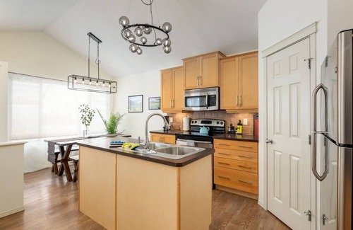 Cochrane House | "Fortress" 2Bdrm w/Barrel Sauna!
