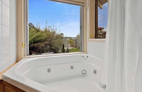 Lindisfarne Cottage | Forty South Cottage A Secluded Waterside Getaway