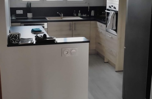 Madeleine-Sermandiere-Chattiere Apartment | Fougères 77 m2, 2 Chambres, Garage , Balcon