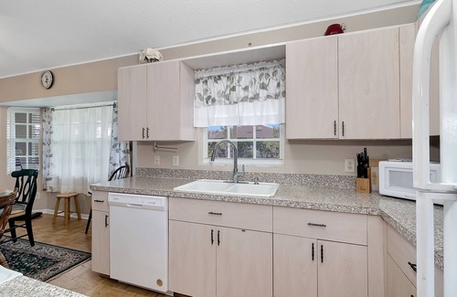 Warm Mineral Springs House | "Fountain of Youth" 2 bedroom 3 bath, bikes, BBQ