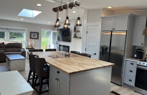 Oneonta House | Fountain View - 2 ponds, recent reno, Farmhouse Chic!