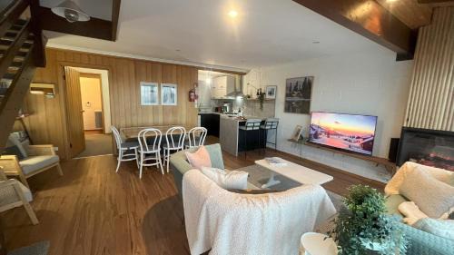 Hotham Heights House | Fountains 4