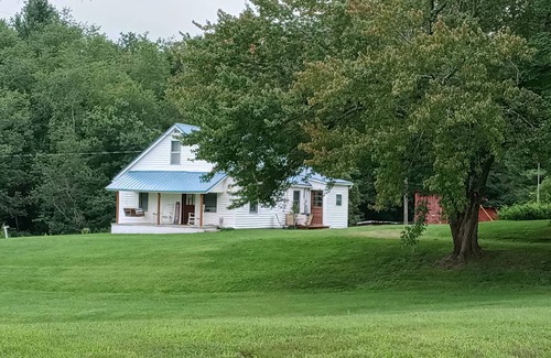 Sparta House | Four Acre Farmhouse with Spectacular Mountain Views