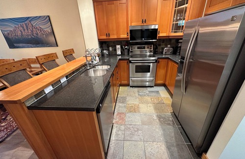 East Kootenay House | Four bedroom luxury townhome with ski in/ski out beside Grey Wolf Golf Course