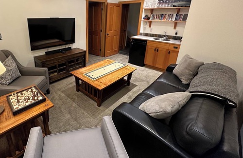 East Kootenay House | Four bedroom luxury townhome with ski in/ski out beside Grey Wolf Golf Course
