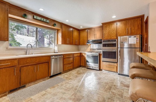 Tahoe Tavern House | Four Bedroom Walking Distance to the Lake
