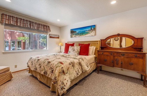Tahoe Tavern House | Four Bedroom Walking Distance to the Lake