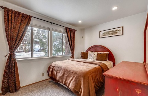 Tahoe Tavern House | Four Bedroom Walking Distance to the Lake