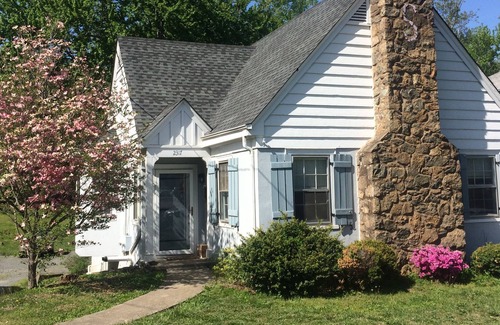 Jefferson Park Avenue Apartment | Four blocks to UVA, Scott Stadium. Two blocks to restaurants, free trolley stop.