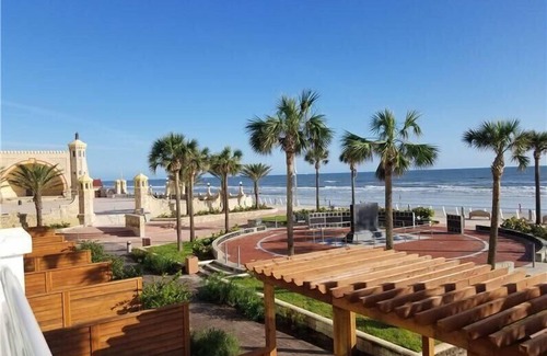 Brush - Stewarts Apartment | Four Convenient Units for Big Groups, Outdoor Pool, Near Daytona Beach!