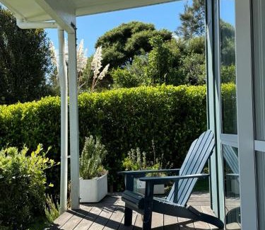 Oneroa Ski Chalet | Four Huia
