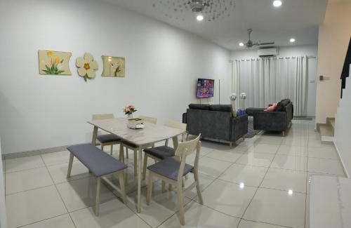 Tebrau House | Four Leaf Clover Residence @ Crest Mount Austin JB
