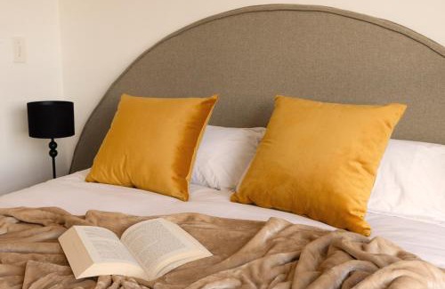 Hout Bay Apartment | Four Peaks Duplex - 4 Sleeper with Mountain Views, Balcony and Pool in Hout Bay Beachfront