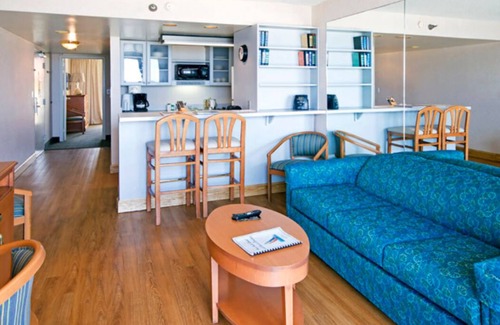 Virginia Beach Resort | Four Sails Resort - Oceanfront by the Neptune Statue