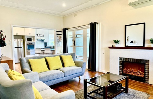Bentleigh House | Four Season Home 家四季 - Large house for big groups, close drive to the beach!