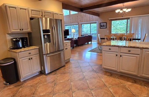 McHenry House | Four Seasons- 4 bdrm w/Hot Tub & Pool Table by Ski Lift