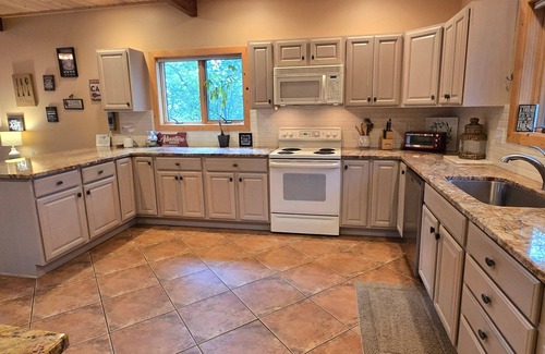 McHenry House | Four Seasons- 4 bdrm w/Hot Tub & Pool Table by Ski Lift