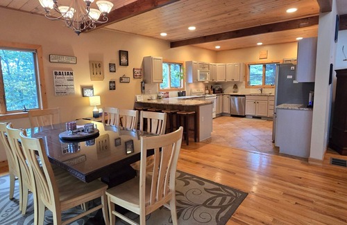 McHenry House | Four Seasons- 4 bdrm w/Hot Tub & Pool Table by Ski Lift