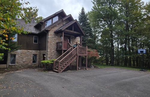 McHenry House | Four Seasons- 4 bdrm w/Hot Tub & Pool Table by Ski Lift