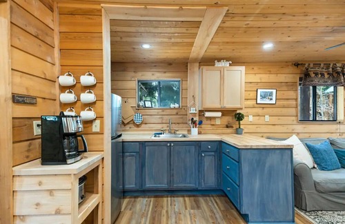 West Village Cabin | Fox Den Cabin - Heart of Shaver Lake Village! Pet Friendly