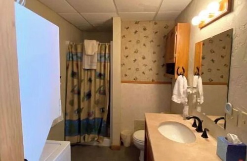Cooke City-Silver Gate Cabin | Fox Den Cabin Yellowstone Getaway in Cooke City