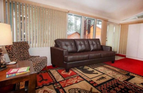 Fox Farm Cabin | Fox Farm Lodge- Charming Cabin In Central Location
