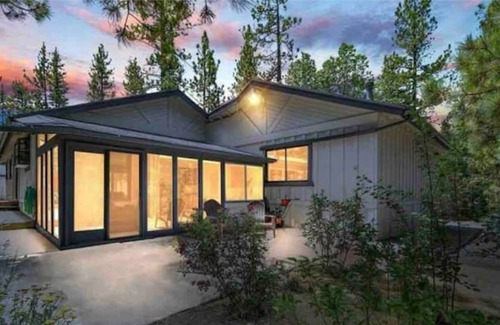 Fox Farm Cabin | Fox Farm Lodge- Charming Cabin In Central Location