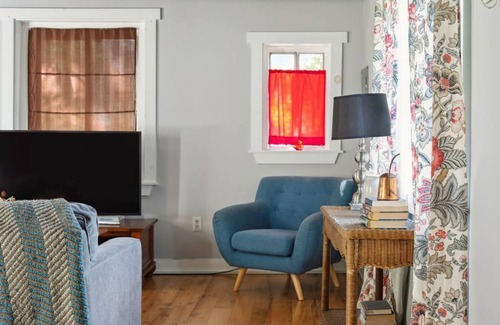 Ardentown House | Fox Field Cottage in Arden | 10 min to Riverfront