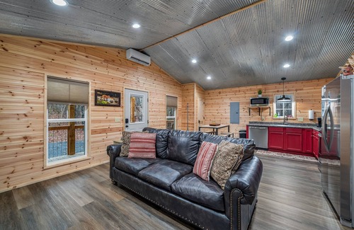 Fort Payne Cabin | Fox Hole-cozy cabin in the woods w/hot tub & fire pit