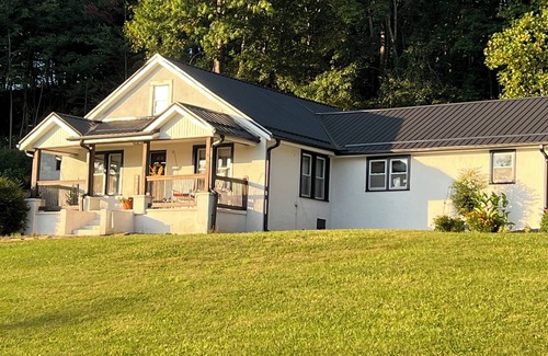 Mount Airy House | Fox Hunter’s Paradise is a cozy 3 bedroom, 2 bath farmhouse