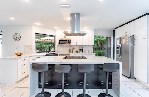 Croissant Park House | Fox Island Heated Spa- Downtown & Beach