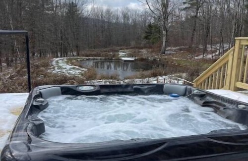 West Kill House | Fox & Quail: views, pond, hot tub, hike, ski, swim