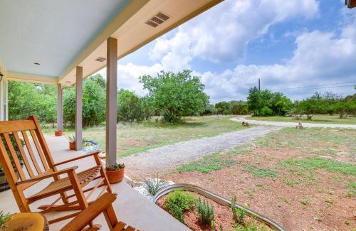 San Marcos House | Fox Ridge Farmhouse - Hill Country Getaway!