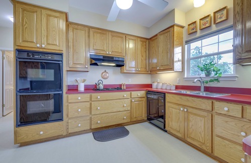 San Marcos House | 'Fox Ridge Farmhouse' - Hill Country Getaway!