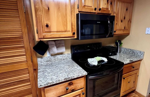 Gatlinburg Cabin | Fox's Den. Convenient to Gatlinburg and RTSW. Clean and Cozy, 2 bd 2 ba sleeps 6