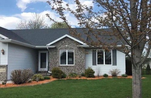 Neenah House | Fox valley home - 30 min drive to Lambeau Field