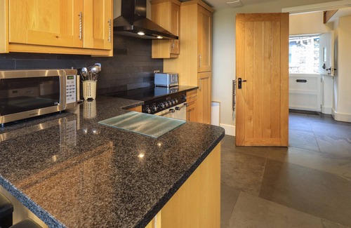 Underbarrow Cottage | FOXDENE COTTAGE, pet friendly, with hot tub in Underbarrow