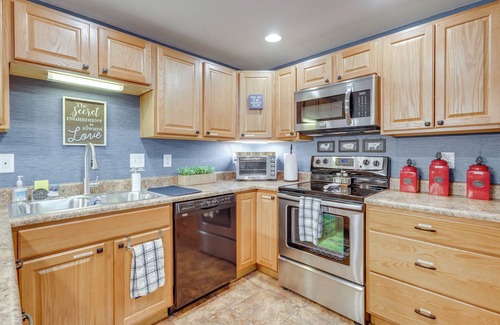 Troy Apartment | 'Foxes Den' w/Hot Tub, Pool Table & Fire Pit!