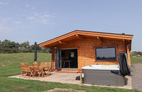 Sticklepath Cottage | FOXGLOVE LODGE, pet friendly, with hot tub in Hittisleigh