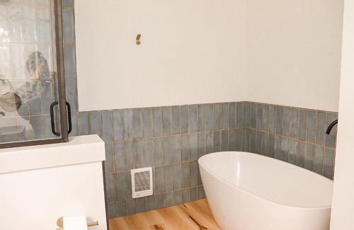 Gold Beach Hotel | Foxglove Suite at The Wildflower Inn