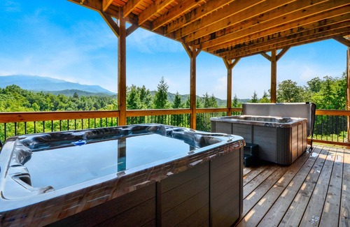 Pittman Center Cabin | Foxwood Mansion: Views, Theater, Hot Tubs & More!