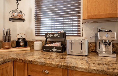 Fox Farm House | Foxy Farm Ranch, newly remodeled, amazing outdoors, hot tub, and separate full guest house!