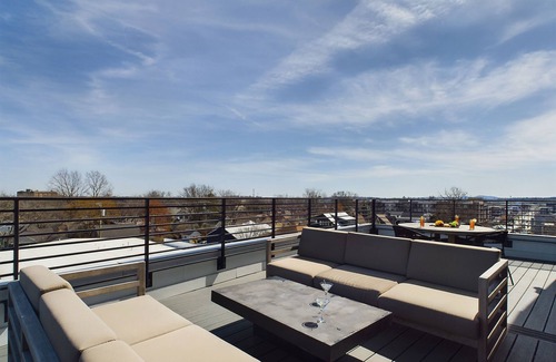 Melrose House | Foxy Skies - Private Rooftop - 5 mins to Broadway